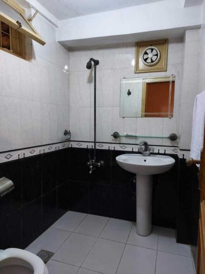 Stunning 3-Bed Apartment in Murree - image 11